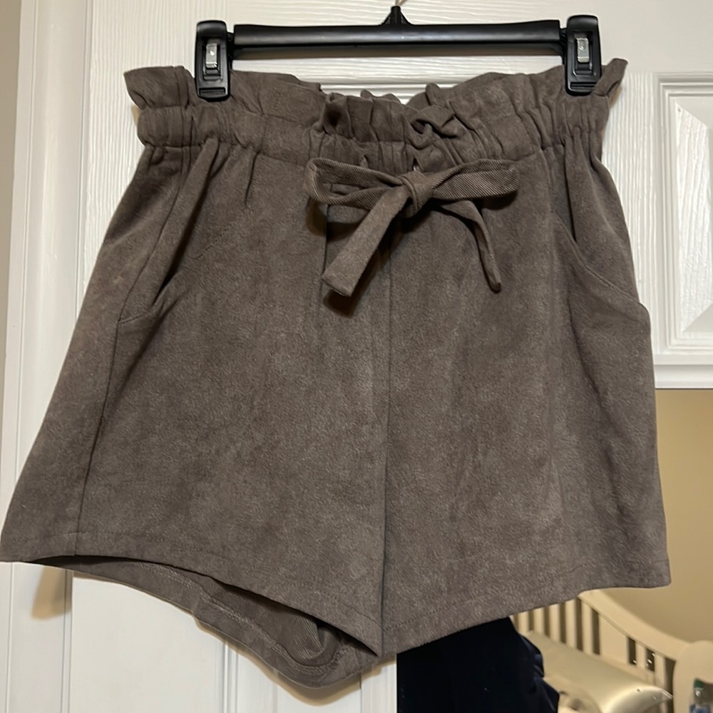 Brown high waisted shorts with a cute bow.
